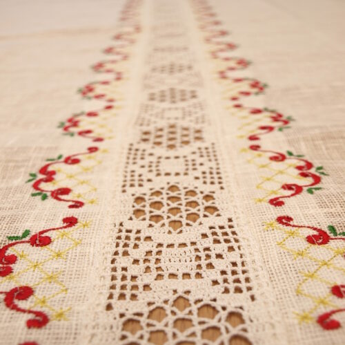 Käsitsi heegldatud pitsiga jõululaualina