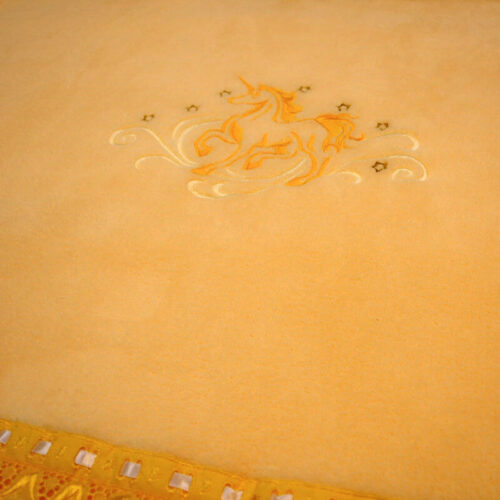 kollane tikitud ükssarv